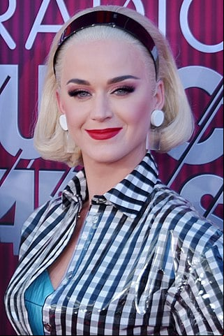 No ano ado, Katy Perry teve uma agem marcante por terras brasileiras. Ela participou do Rock in Rio, festival que completou 40 anos. No período, ela fez uma participação especial no programa Estrela da Casa, da TV Globo. A cantora pegou os fãs de surpresa e distribuiu pizza para quem estava na porta do Copacabana Palace.