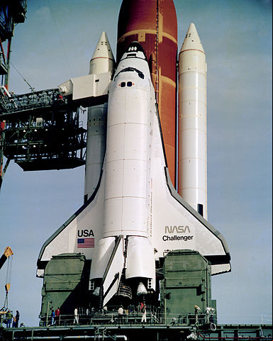Challenger: Voo Final da Netflix conta a tragédia e consequências da explosão que houve em 1986 com o ônibus espacial Challenger, matando os sete astronautas.