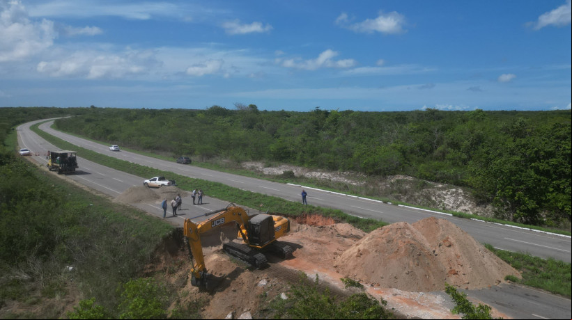 Cratera abre na rodovia estadual CE 085, prÃ³ximo a Paracuru 