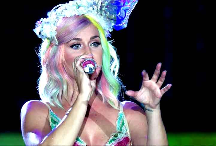 Além de sua carreira musical, Katy Perry também se destacou por sua presença marcante no palco. Ela é conhecida por seus shows cheios de elementos visuais, figurinos extravagantes e performances teatrais.
