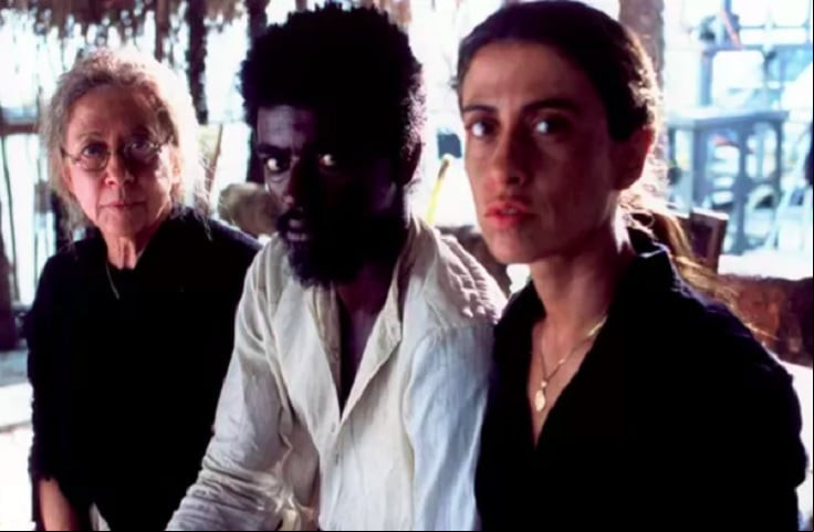 Além dessa, Fernanda Torres e Fernanda Montenegro estiveram juntas em “Fogo e Paixão” (1989), “Traição” (1998), Gêmeas (1999), “Redentor” (2004), e no elogiado drama Casa de Areia (2005 - foto), no qual interpretam mãe e filha.