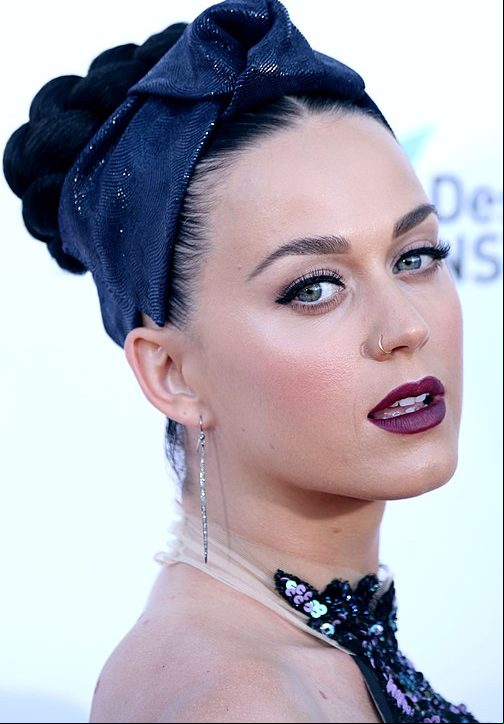 Posteriormente, adotou o nome artístico de Katy Perry, utilizando o sobrenome de solteira de sua mãe para se distanciar do primeiro fracasso e criar uma nova identidade.
