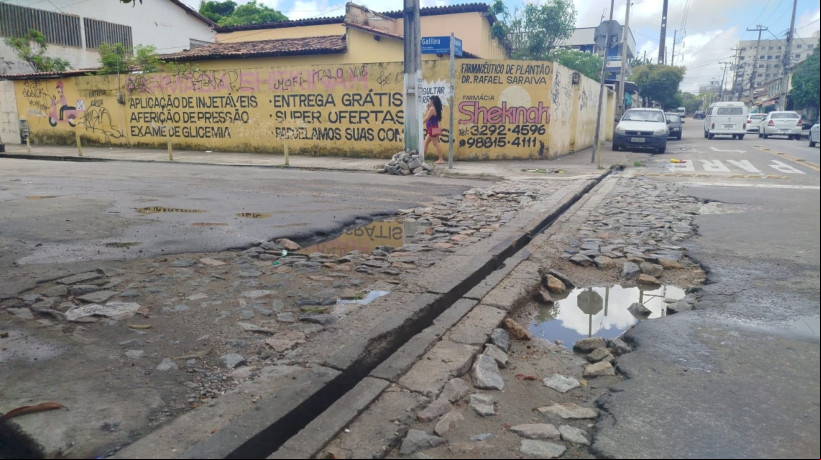 Apesar dos buracos no asfalto que dificultam a agem dos ônibus, não há cones ou algo que impeça o trânsito das linhas no cruzamento entre as ruas Equador e Galileu