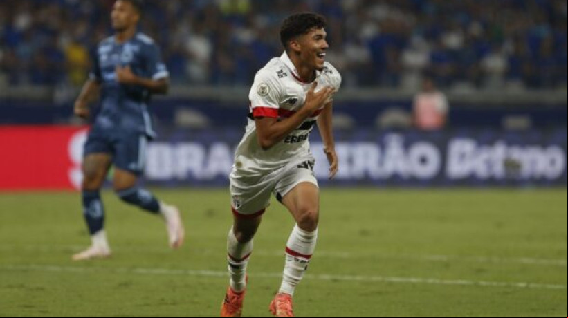 Atacante de 18 anos acerta um contrato de cinco temporadas com o Porto; Tricolor agora espera chegada de lateral-esquerdo nesta semana 