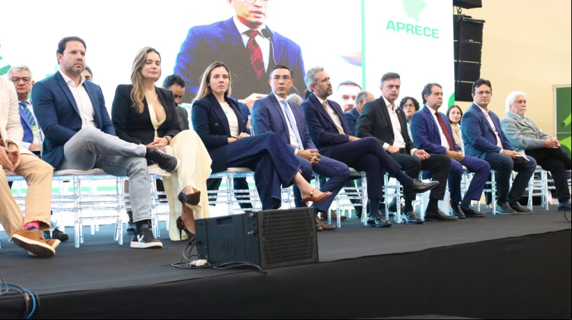 Evento da Aprece contou com a presença do governador, da vice-governadora e de vários secretários de Estado, além de dezenas de prefeitos cearenses
