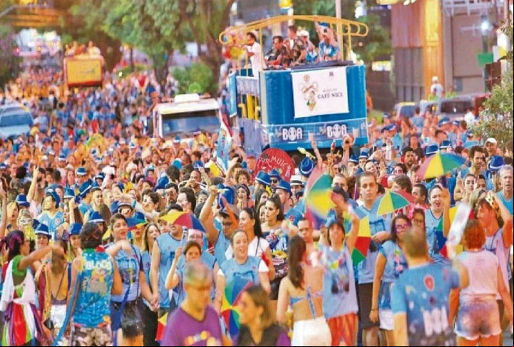 O Carnaval goiano é repleto de marchinhas contagiantes que animam os foliões e apresentações de diversas bandas. Por lá, existem eventos voltados à Folia de rua, machinhas e shows de bandas.