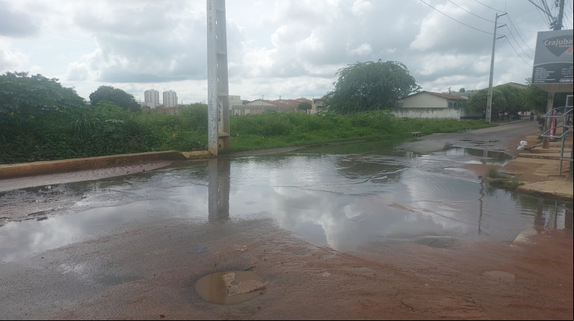 As fortes chuvas na cidade aumentam problemas de infraestrutura.
