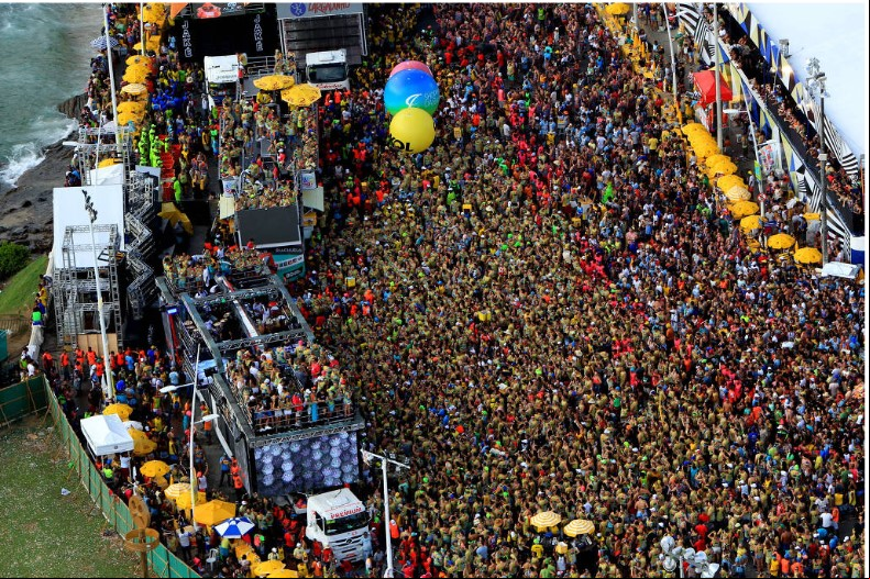 Criado e mantido pelo povo, trata-se de uma manifestação espontânea e livre, o Carnaval de Salvador é marcado por circuitos de blocos de rua, que são muito ligados à religiões de matrizes africana, sendo berço do axé, capoeira, percussão e Balé Folclórico.