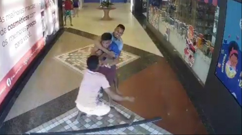 Câmeras de vigilância flagraram Anderson Pereira da Silva, de 29 anos, sendo agredido por dois homens antes de ser executado a tiros