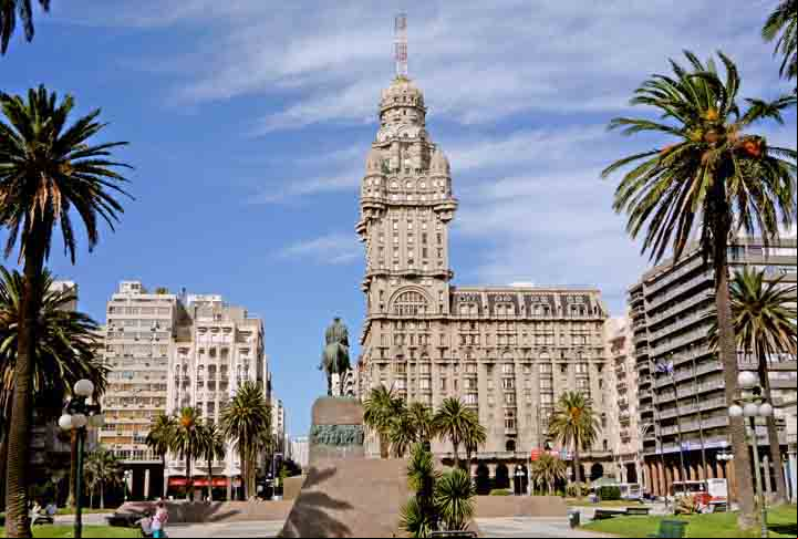 O Palácio Salvo é um edifício na capital Montevidéu desenhado pelo arquiteto italiano Mario Palanti, um imigrante italiano que vivia em Buenos Aires. Foi inaugurado no ano de 1928. Com os seus 95 metros e 27 pisos, foi a torre mais alta da América do Sul por vários anos.