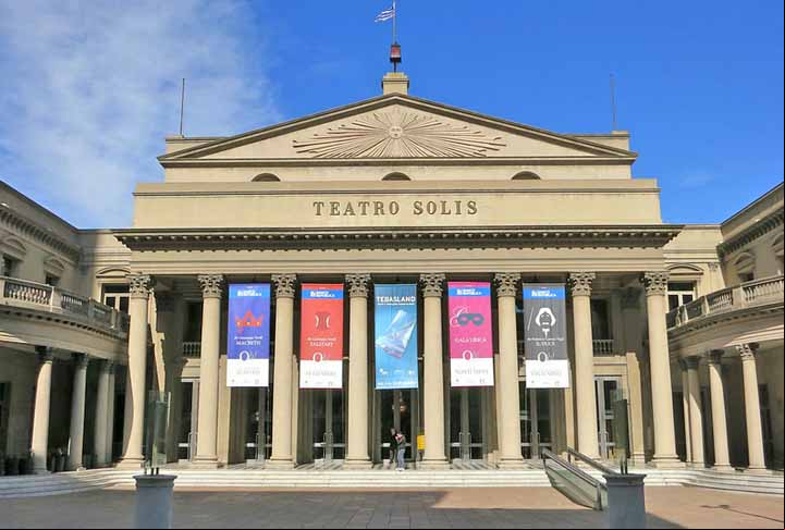 A fachada principal do Solís tem semelhanças com a do Teatro Carlo Felice em Génova. O teatro tem uma forma ligeiramente elíptica, como a do Teatro alla Scala, de Milão, embora o interior do Solís mantenha uma semelhança notável com outro teatro italiana, o Teatro Metastasio de Prato, perto de Florença.