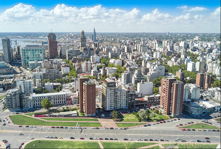O Uruguai também ficou conhecido por ser pioneiro em medidas relacionadas aos direitos civis e à democratização da sociedade. Em 1907, foi o primeiro país a legalizar o divórcio e, em 1932, o segundo da América a conceder às mulheres o direito a voto.