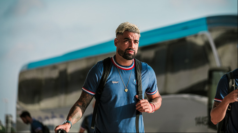 O defensor não atuava há três jogos por conta de uma lesão