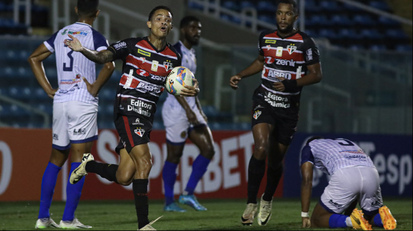 Allanzinho comemora gol no jogo Ferroviário x Horizonte, no PV, pelo Campeonato Cearense 2025