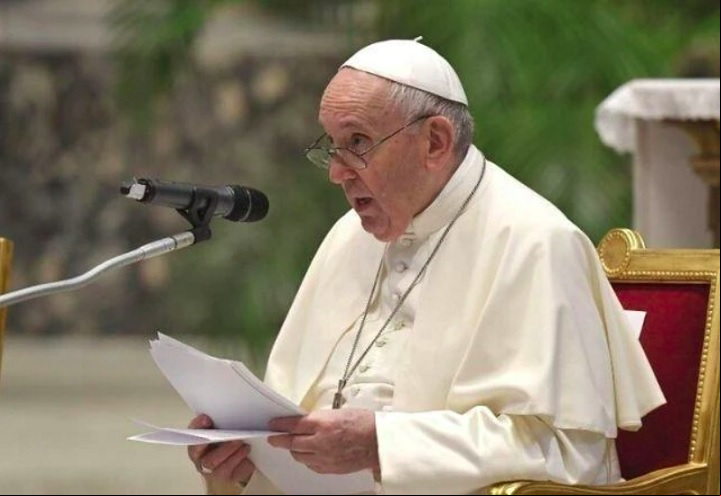 “Uma mulher carregada de explosivos, uma jovem kamikaze, estava a caminho de Mossul para se explodir durante a visita papal. E uma van também havia partido em alta velocidade com a mesma intenção, diz o papa Francisco no trecho publicado pelo jornal italiano.