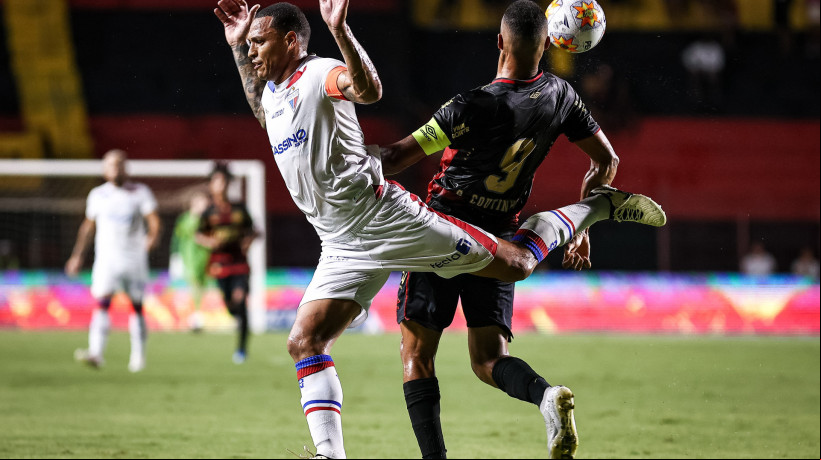 Titi e Gustavo Coutinho disputam lance no jogo Sport x Fortaleza, na Ilha do Retiro, pela Copa do Nordeste 2025