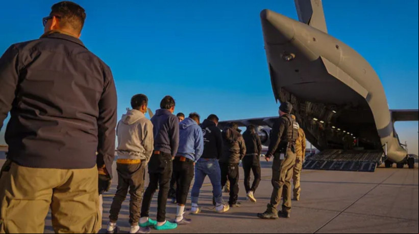 Deportados dos Estados Unidos, em imagem divulgada pela Casa Branca
