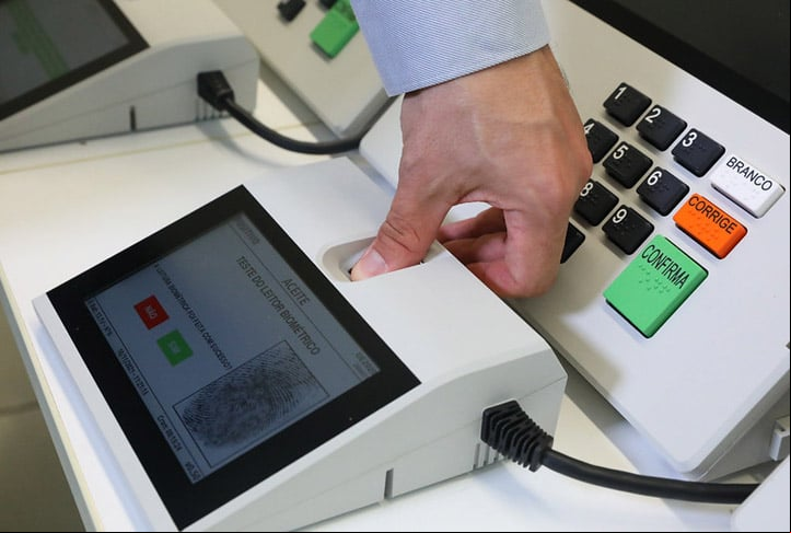 Daí a suposição de que ao votar o cidadão seria identificado pelo sistema como alguém que esta vivo. Sem necessidade, portanto, de outra comprovação. Mas, ao contrário do que se imaginou, o voto não seria suficiente.