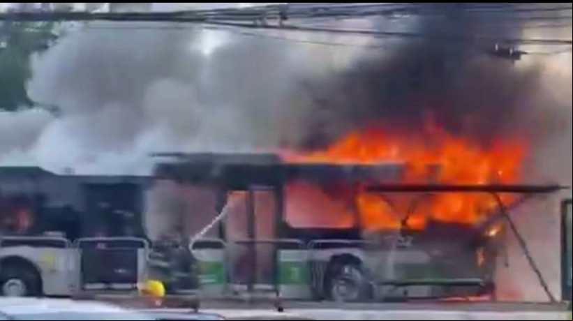 Na queda, o avião atingiu um ônibus que ava pela região. Ao menos duas pessoas morreram e outras cinco ficaram feridas, até o momento