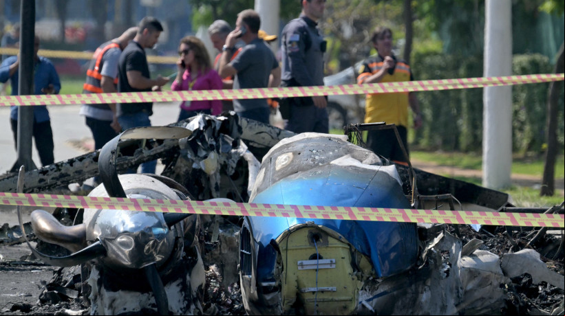 Um avião caiu em de São Paulo e explodiu após bater em um ônibus, deixando duas pessoas mortas e outras feridas