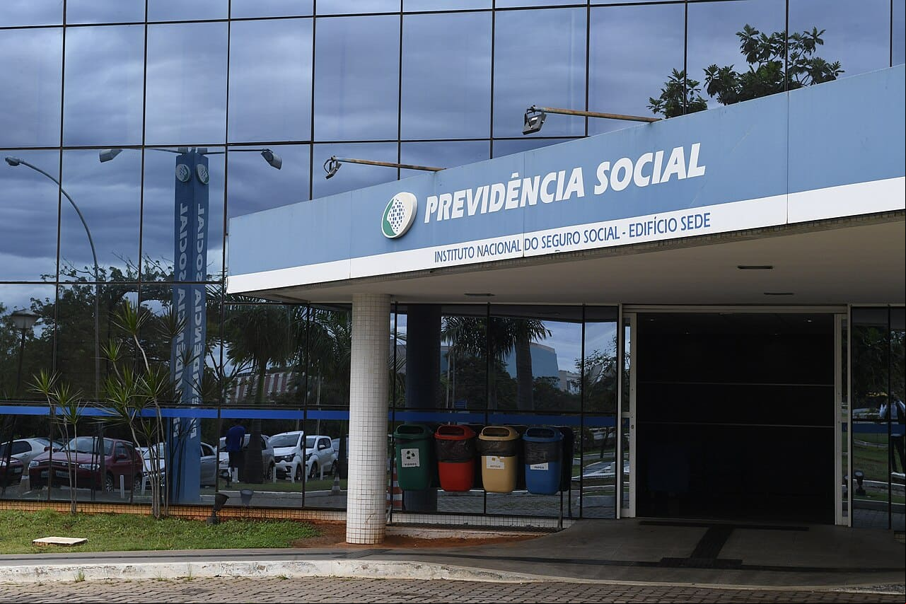 A notícia falsa surgiu na esteira do anúncio do INSS de regulamentação de esquema para a declaração automática da prova de vida dos beneficiários para dispensar a ida aos bancos.