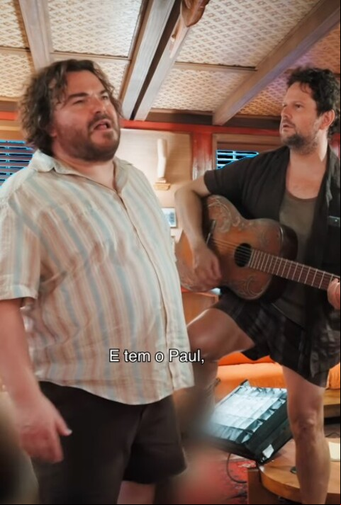 No vídeo, Selton toca violão, Paul improvisa na percussão e Jack Black canta. “Que tal esse elenco, Brasil? Mas olha só que interessante. Bastidores, levando um som e tals. Jack do nada improvisa uma música pro filme, destaque para Paul no batuque maroto. Estamos chegando no Natal. Não confundir com Steven Seagal”, escreveu o brasileiro na legenda da publicação em suas redes sociais.