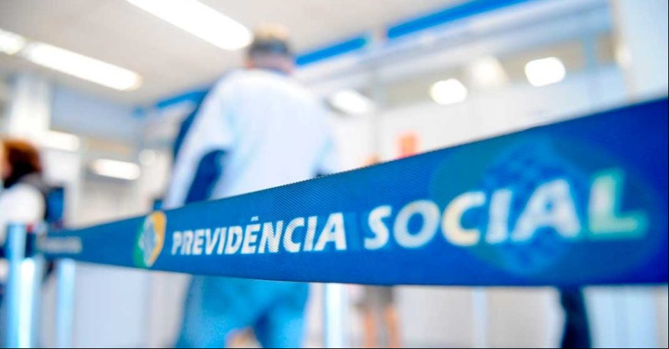 A regra de transição determina que a idade mínima suba seis meses a cada ano até 2031, quando atingirá o patamar universal de 62 anos para mulheres. No caso dos homens, os 65 anos da regra geral já serão alcançados em 2027.