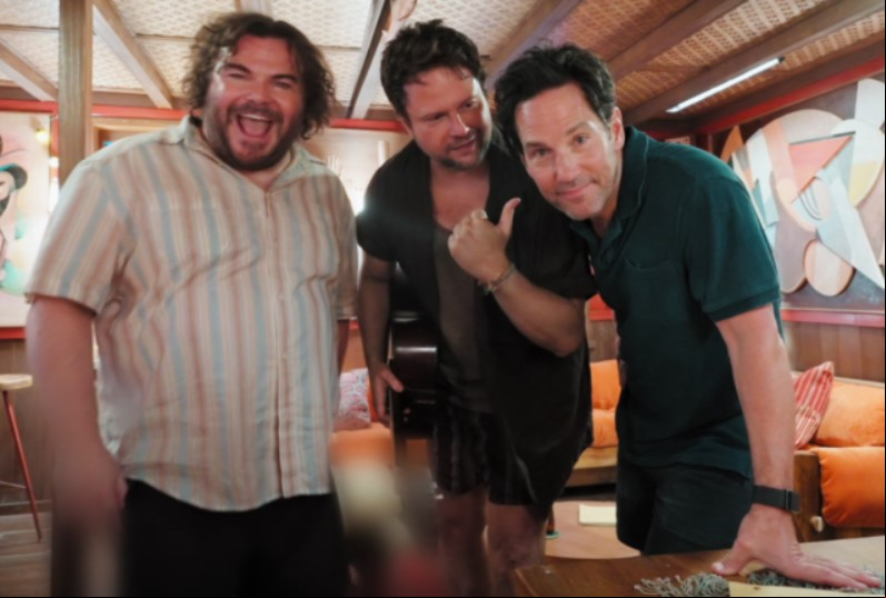 Selton Mello publicou um vídeo dos bastidores das gravações do filme “Anaconda” em que improvisa uma “banda” com os atores norte-americanos Jack Black e Paul Rudd, seus companheiros de filmagens.