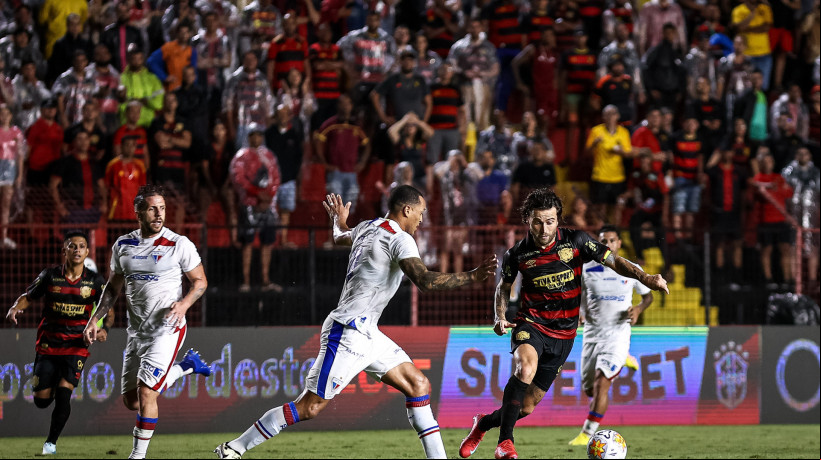 Titi e Lucas Lima disputam lance no jogo Sport x Fortaleza, na Ilha do Retiro, pela Copa do Nordeste 2025