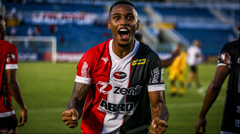 Jeffão, zagueiro do Ferroviário, é artilheiro do Campeonato Cearense