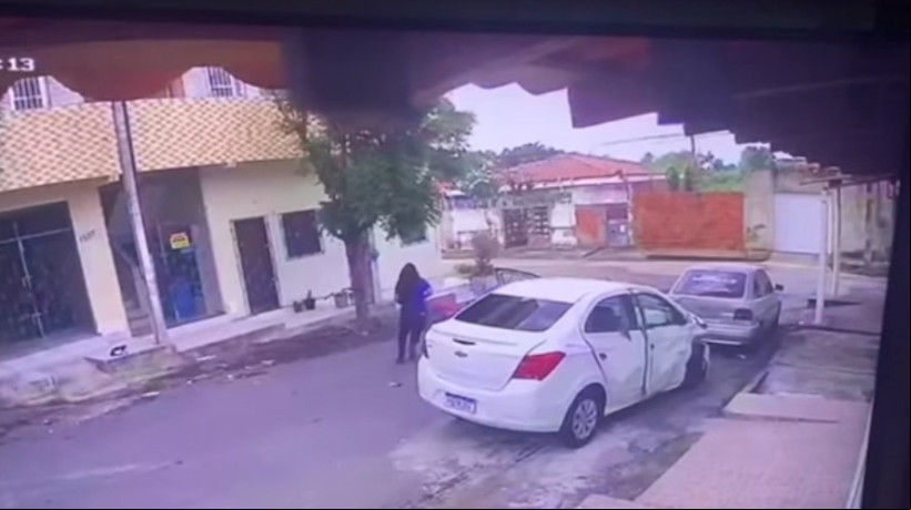 Carro foi abandonado pelos suspeitos em uma via do bairro