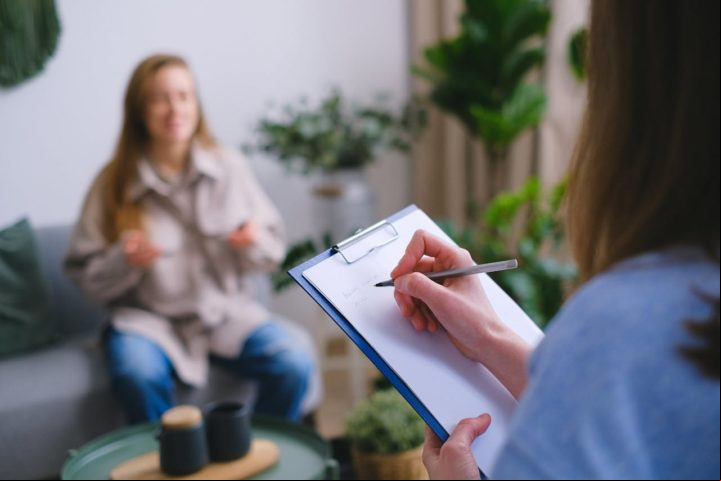 Segundo os especialistas, o processo terapêutico acolhe elementos imprevisíveis e subjetivos, tanto conscientes quanto inconscientes, que escapam aos padrões previsíveis dos modelos de IA.