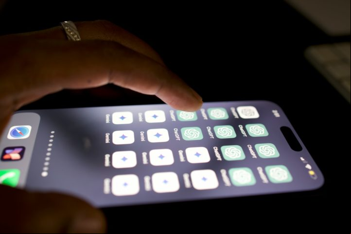 Em alguns casos, muitos usuários têm relatado nas redes sociais que utilizam a plataforma e outros assistentes de IA para realizar sessões de terapia.