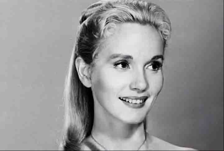 Na ocasião, Eva Marie Saint tinha 29 anos e havia feito sua estreia no cinema, conquistando a estatueta logo no início da carreira nas telonas.