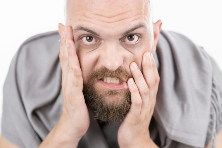Enquanto o minoxidil não afeta a atividade íntima, a finasterida pode causar efeitos colaterais como redução da libido e disfunção erétil em cerca de 2% dos homens.