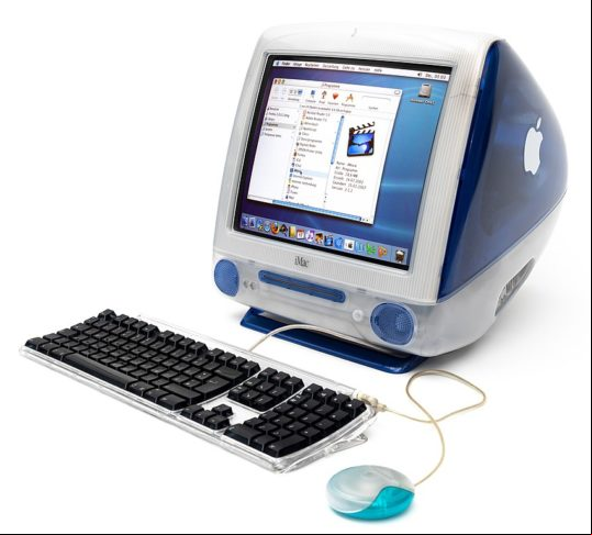 Jobs reestruturou a empresa, simplificou a linha de produtos e focou na inovação. O lançamento do primeiro iMac, em 1998, foi um marco importante.