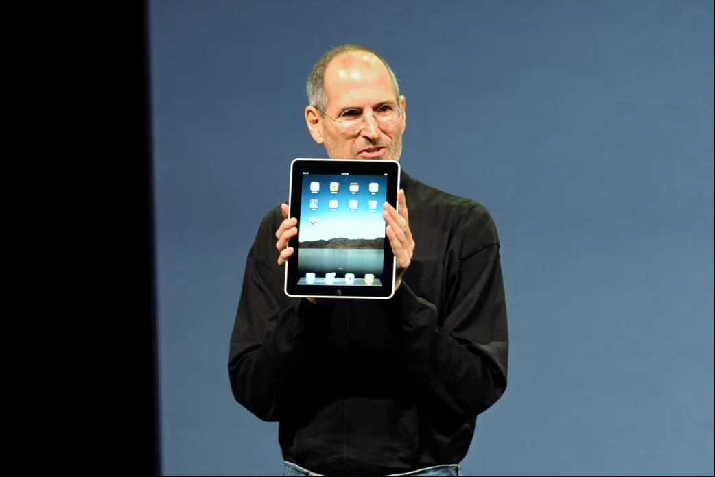 Em 2010, a empresa lançou o iPad, um tablet que criou uma nova categoria de dispositivos.