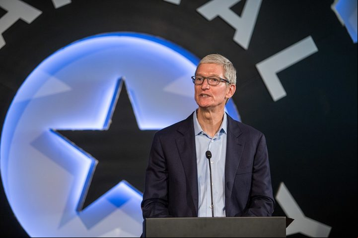 Após a morte de Steve Jobs em 2011, Tim Cook assumiu como CEO e continuou a expandir a empresa. Em 2018, a Apple se tornou a primeira companhia a atingir uma valorização de mercado de US$ 1 trilhão.
