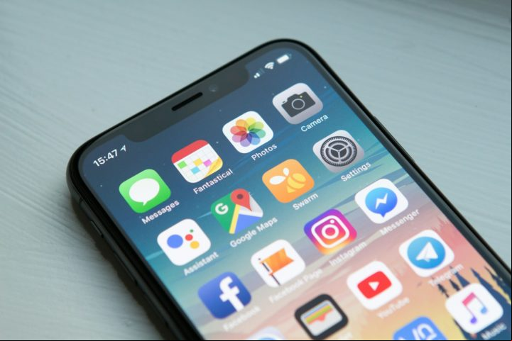 O sistema operacional iOS, usado em iPhones e iPads, e o macOS, usado em Macs, são conhecidos por sua estabilidade e integração perfeita com outros dispositivos da marca.