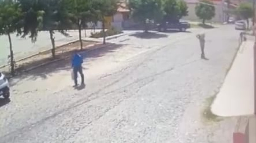 Criminosos seguem em direção ao veículo no momento que percebem a jovem embarcando no automóvel