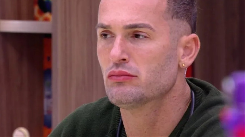 Ao comentar sobre seus títulos durante a Copa do Mundo de Ginástica, Diego Hypólito se autodenomina 'o maior da história' em conversa no BBB 25