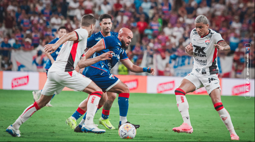 Zé Welison, volante do Fortaleza, durante jogo contra o Vitória