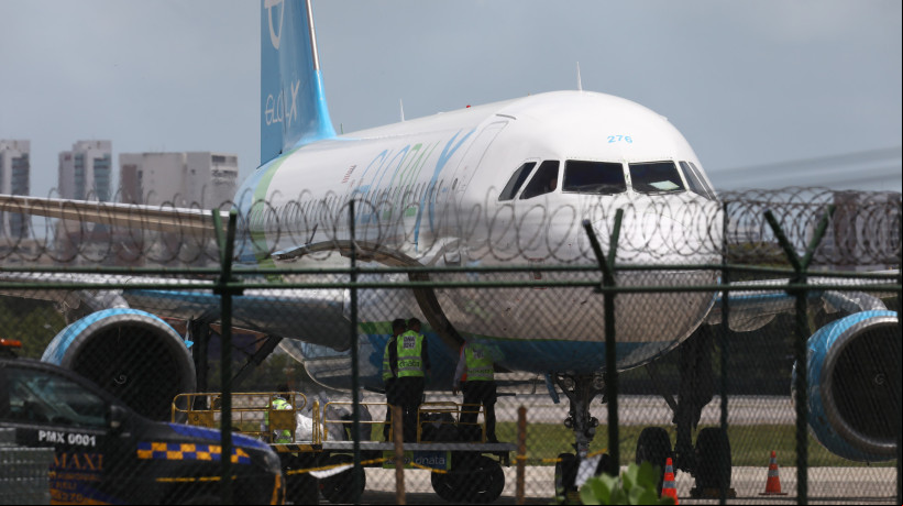 Avião com brasileiros deportados dos EStados Unidos chega a Fortaleza