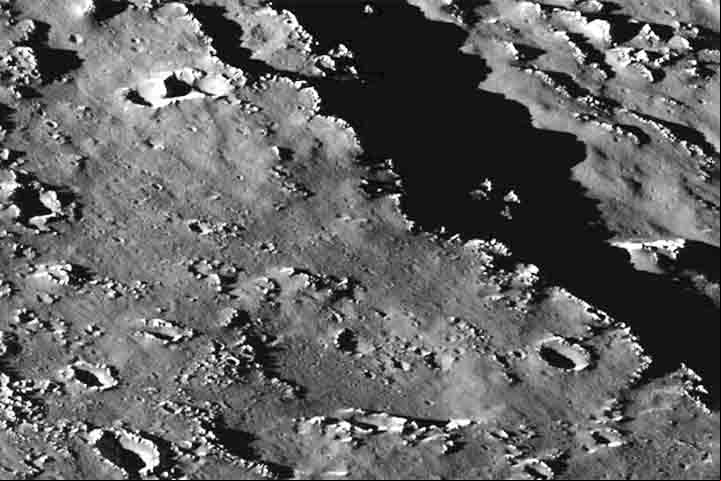 A superfície repleta de crateras indica uma longa história geológica. Sua distância da Terra é similar à de Ganímedes, em torno de 628 milhões de quilômetros.