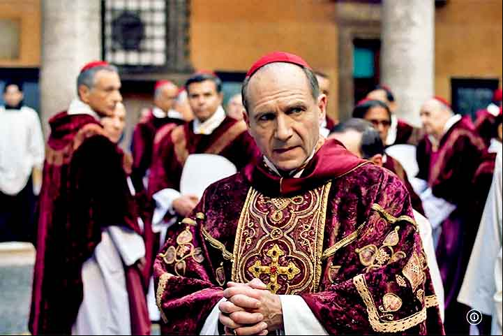 Na trama, o cardel Lawrence, vivido por Ralph Fiennes (“O Jardineiro Fiel” e “O Paciente Inglês”), é quem conduz o conclave para a escolha do novo pontífice após a morte súbita do então líder mundial da Igreja Católica.