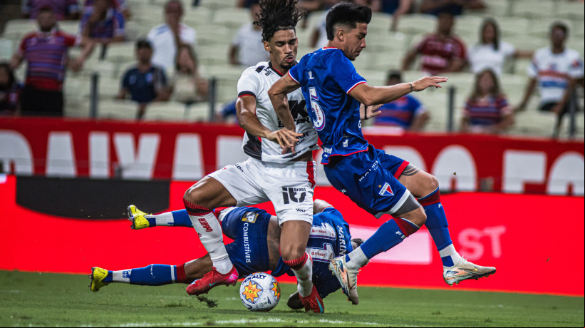 Fabri e Pol Fernández disputam lance no jogo Fortaleza x Vitória, no Castelão, pela Copa do Nordeste 2025