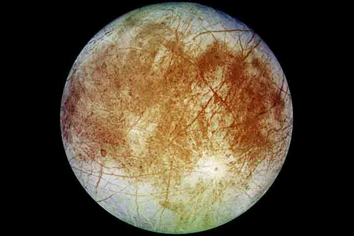 Uma das luas mais conhecidas é Europa, que orbita Júpiter. Descoberta pelo astrônomo italiano Galileu Galilei em 1610, ela é famosa por sua superfície de gelo e potencial para abrigar água líquida sob a crosta, o que pode indicar a possibilidade de vida.