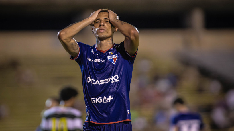 Atacante Breno Lopes no jogo Altos x Fortaleza, no Estádio Albertão, pela Copa do Nordeste 2025