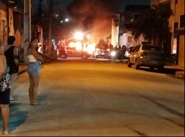 Moradores fizeram protesto após morte em intervenção policial durante operação para prender suspeitos de homicídio em Maranguape 