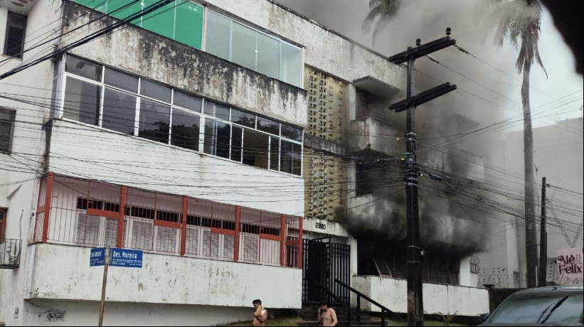 As chamas atingiram o primeiro andar do prédio residencial em Fortaleza